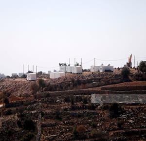 بؤرة استعمارية جديدة على أراضي المواطنين شرق الخليل.